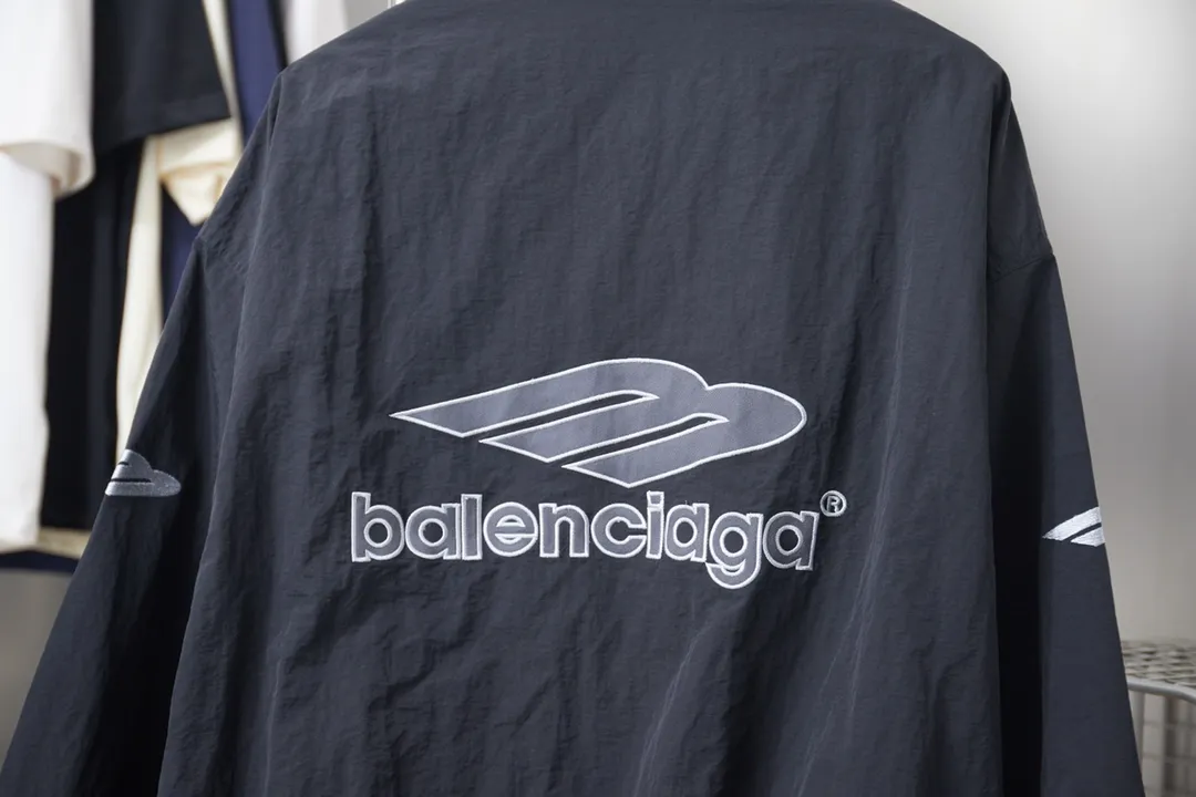 Balenciaga 𝘽𝘼𝙇𝙀𝙉𝘾𝙄𝘼𝙂𝘼 BLCG 26SS 77 3M Manchester United embroidered sports suit Light luxury A must-have item for men and women's daily commuting Correct version Free to compare Detailed features · Made of T 800 professional jacket polyester fabric · The entire fabric is pre-treated with a waterproof coating · The interior is made of four-way elastic nylon lining · Zipper pockets on both sides Elastic cuff design · Internal zipper hidden pocket design · Imported Tajima high-speed embroidery machine thousands of needle embroidery technology · Elastic elastic waist design at the hem · Customized molded hardware zipper Jacket double puller design · Zippered pockets on the side of trousers · Original main mark washed tag brand packaging Color: Black/Navy Blue/Silver Gray Size: 46/48/50/52